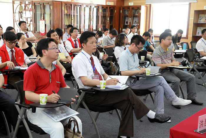 圖為新區(qū)教科培領導、新區(qū)各學校教師參加小班化課堂教學觀摩課