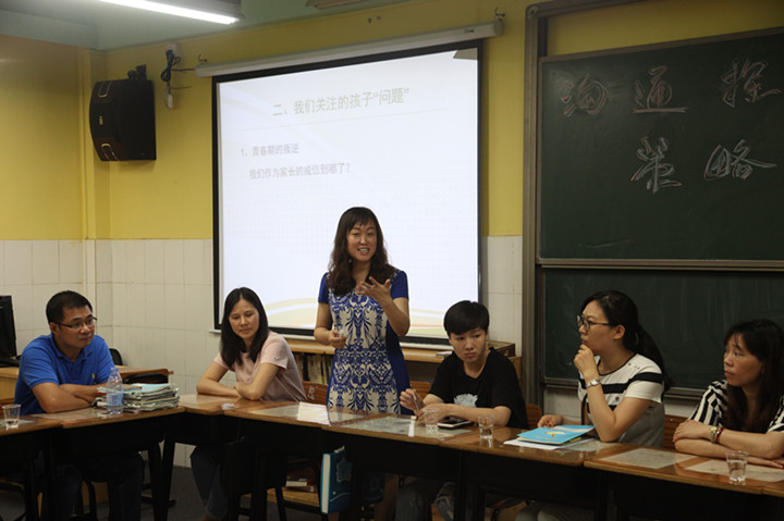 爭當(dāng)這樣的家長：為孩子做表率，與學(xué)校共育才——深圳市龍華中英文實(shí)驗(yàn)學(xué)校初中部家長會圓滿召開