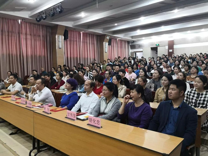 若為人父母是一場人生旅行，美麗風景要靠你引領孩子發(fā)現 ——致龍華中英文實驗學校家長學校開學儀式