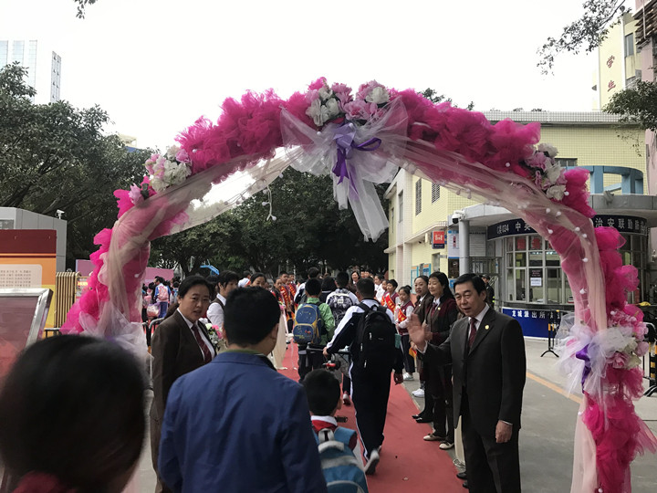 我去上學校，花兒對我笑——龍華中英文開學第一天秩序井然