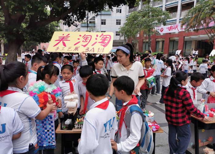 精美作品亮人眼，跳蚤市場(chǎng)交易忙
